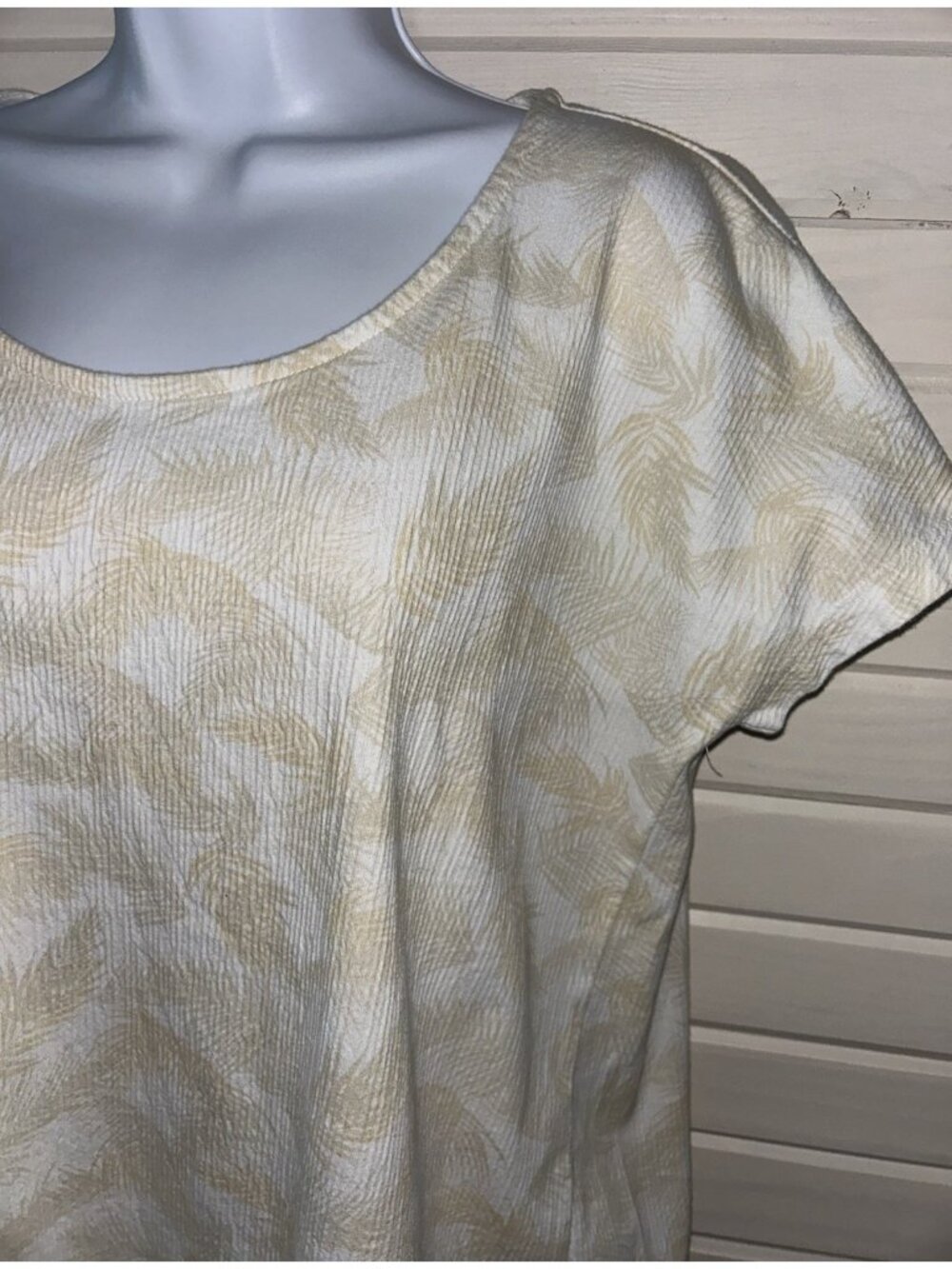 Lands End Sz MEDIUM White Khaki Palms Print Cotton Stretch Top Textured EUC